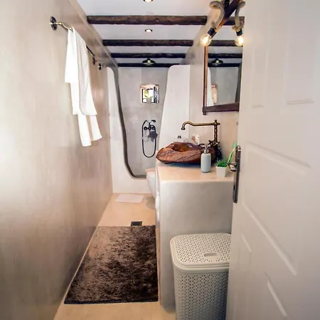 Victor's Traditional House Apartman Hlomósz